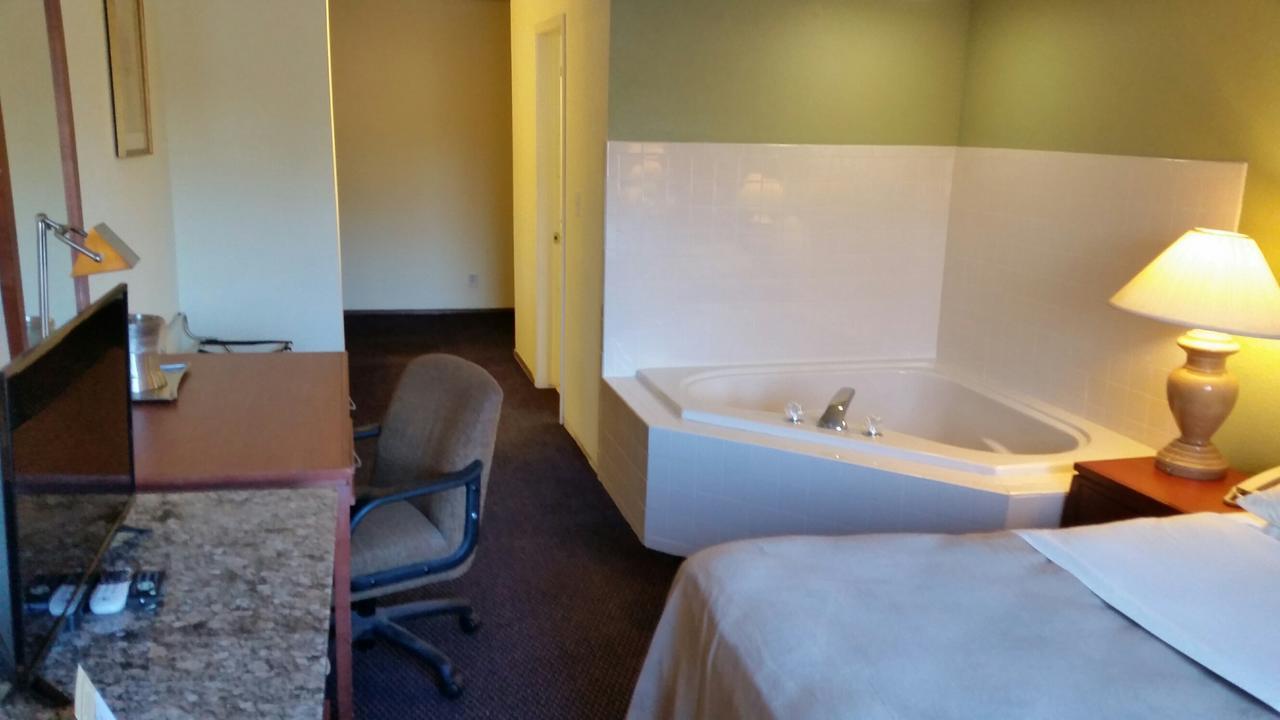 Riverwalk Inn & Suites Fort Atkinson Екстер'єр фото