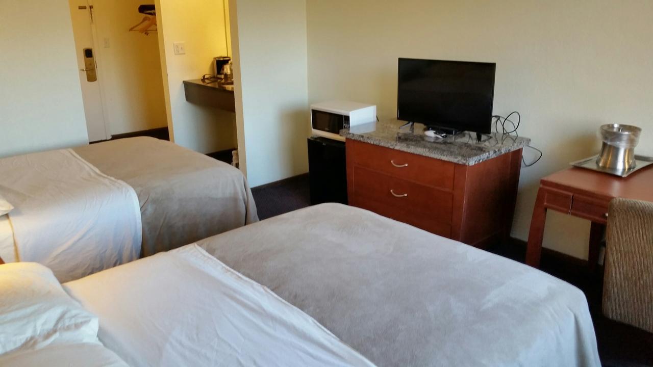 Riverwalk Inn & Suites Fort Atkinson Екстер'єр фото