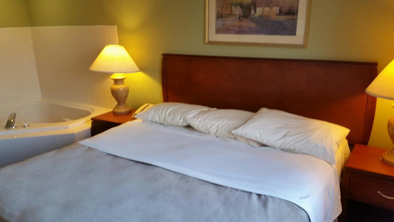 Riverwalk Inn & Suites Fort Atkinson Екстер'єр фото