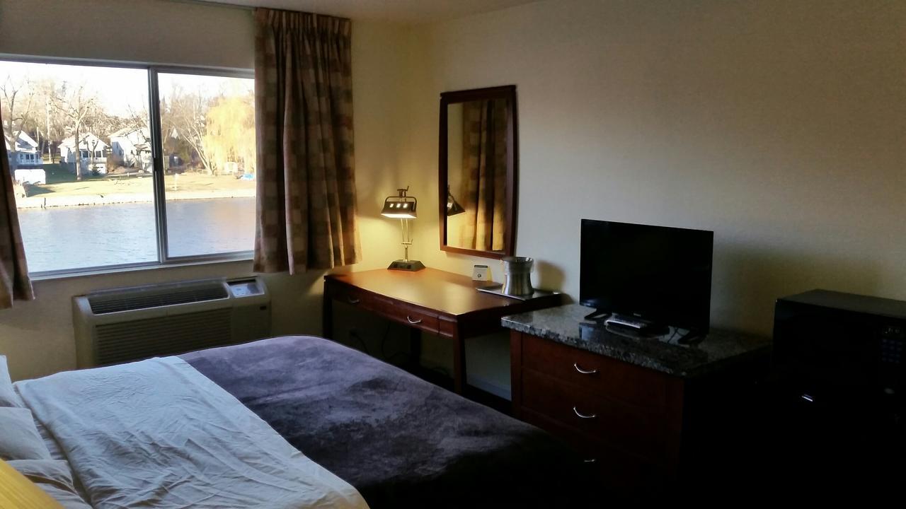 Riverwalk Inn & Suites Fort Atkinson Екстер'єр фото