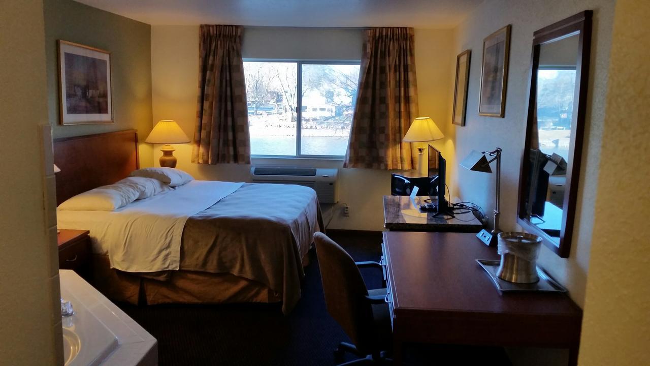 Riverwalk Inn & Suites Fort Atkinson Екстер'єр фото