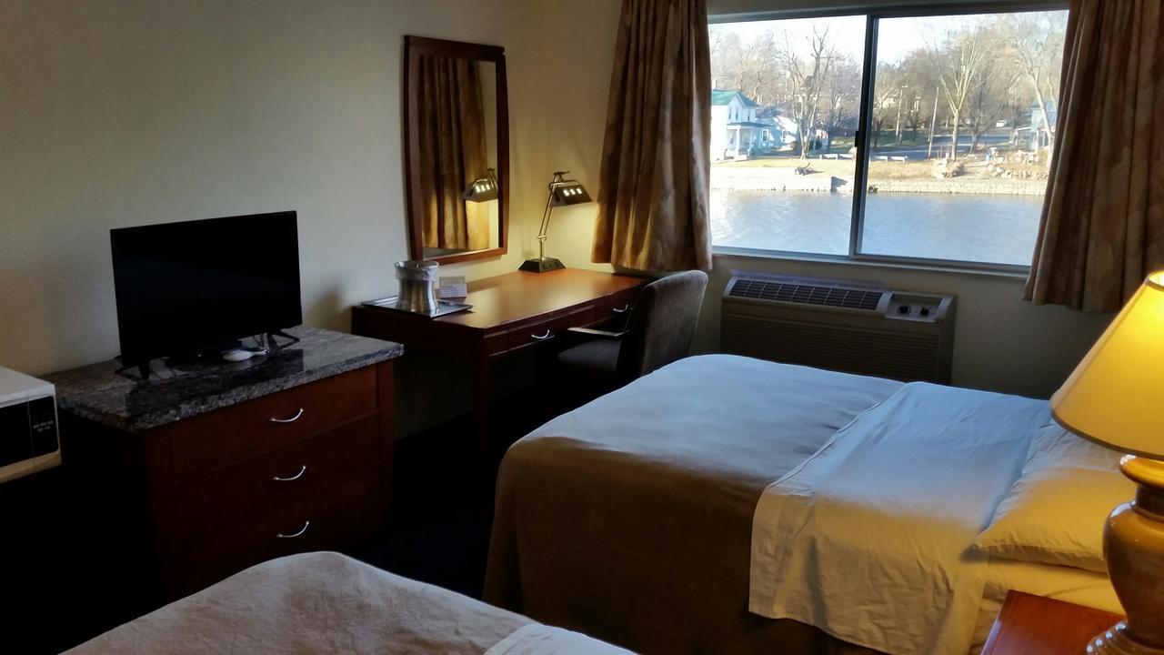 Riverwalk Inn & Suites Fort Atkinson Екстер'єр фото