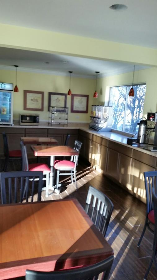 Riverwalk Inn & Suites Fort Atkinson Екстер'єр фото
