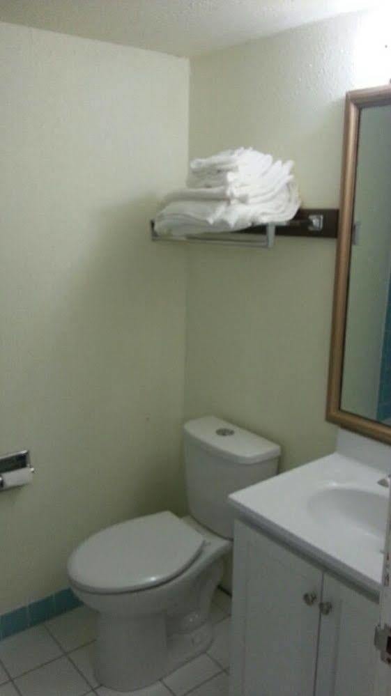 Riverwalk Inn & Suites Fort Atkinson Екстер'єр фото