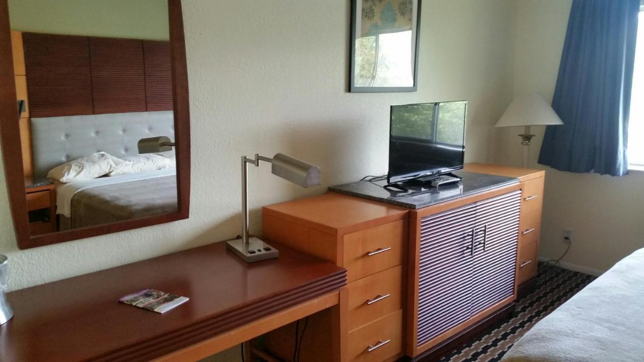 Riverwalk Inn & Suites Fort Atkinson Екстер'єр фото