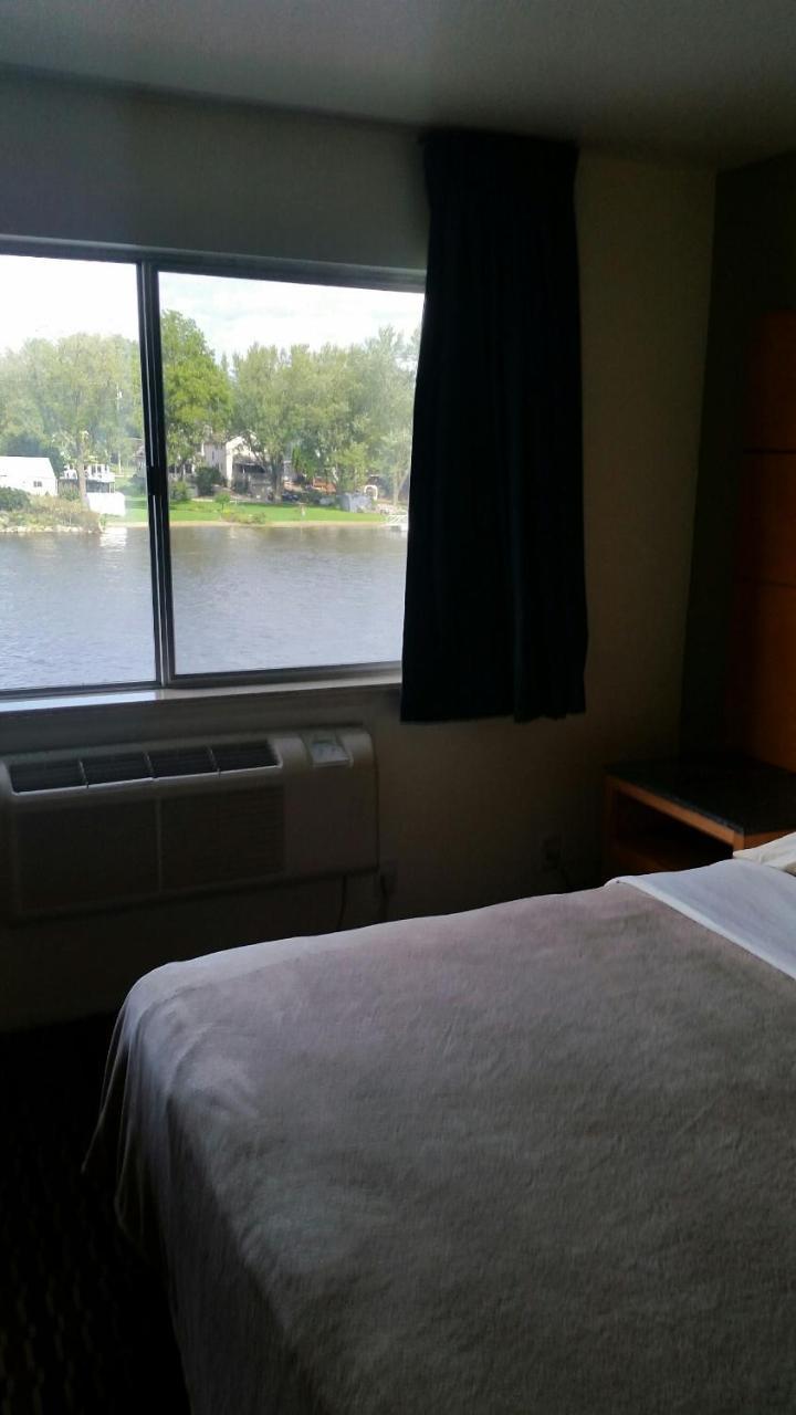 Riverwalk Inn & Suites Fort Atkinson Екстер'єр фото