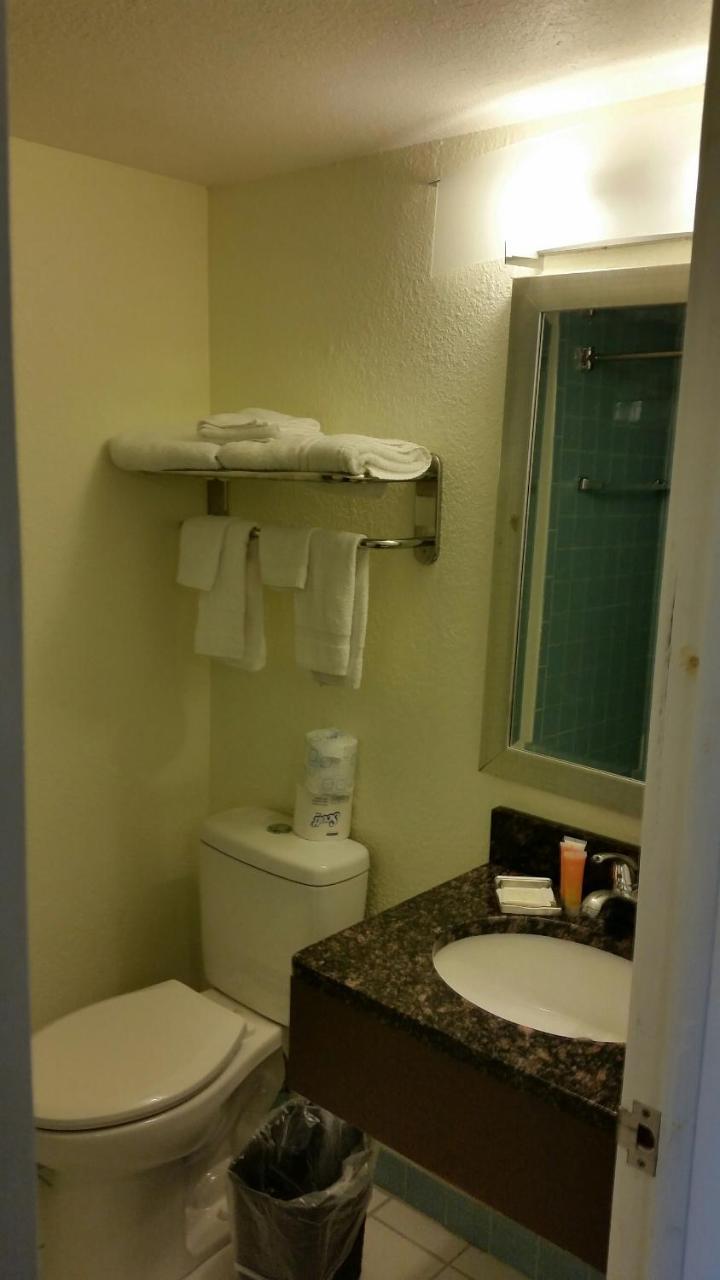 Riverwalk Inn & Suites Fort Atkinson Екстер'єр фото