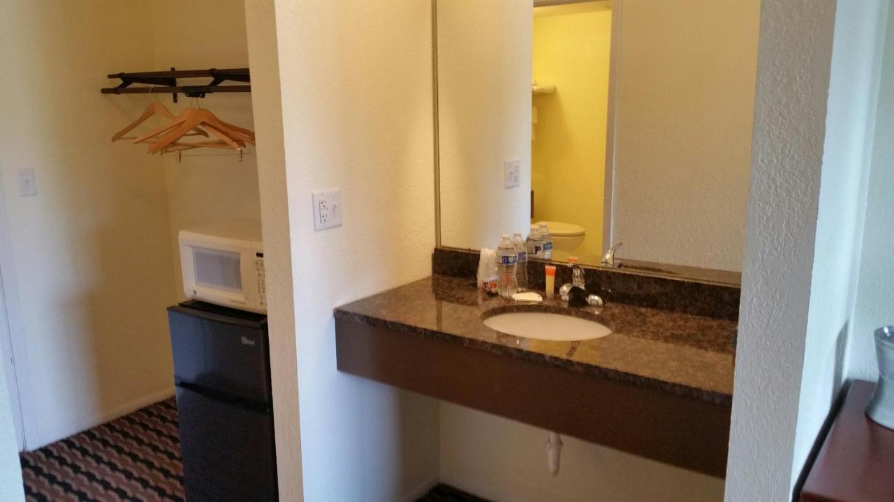 Riverwalk Inn & Suites Fort Atkinson Екстер'єр фото