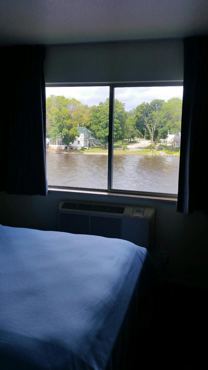 Riverwalk Inn & Suites Fort Atkinson Екстер'єр фото