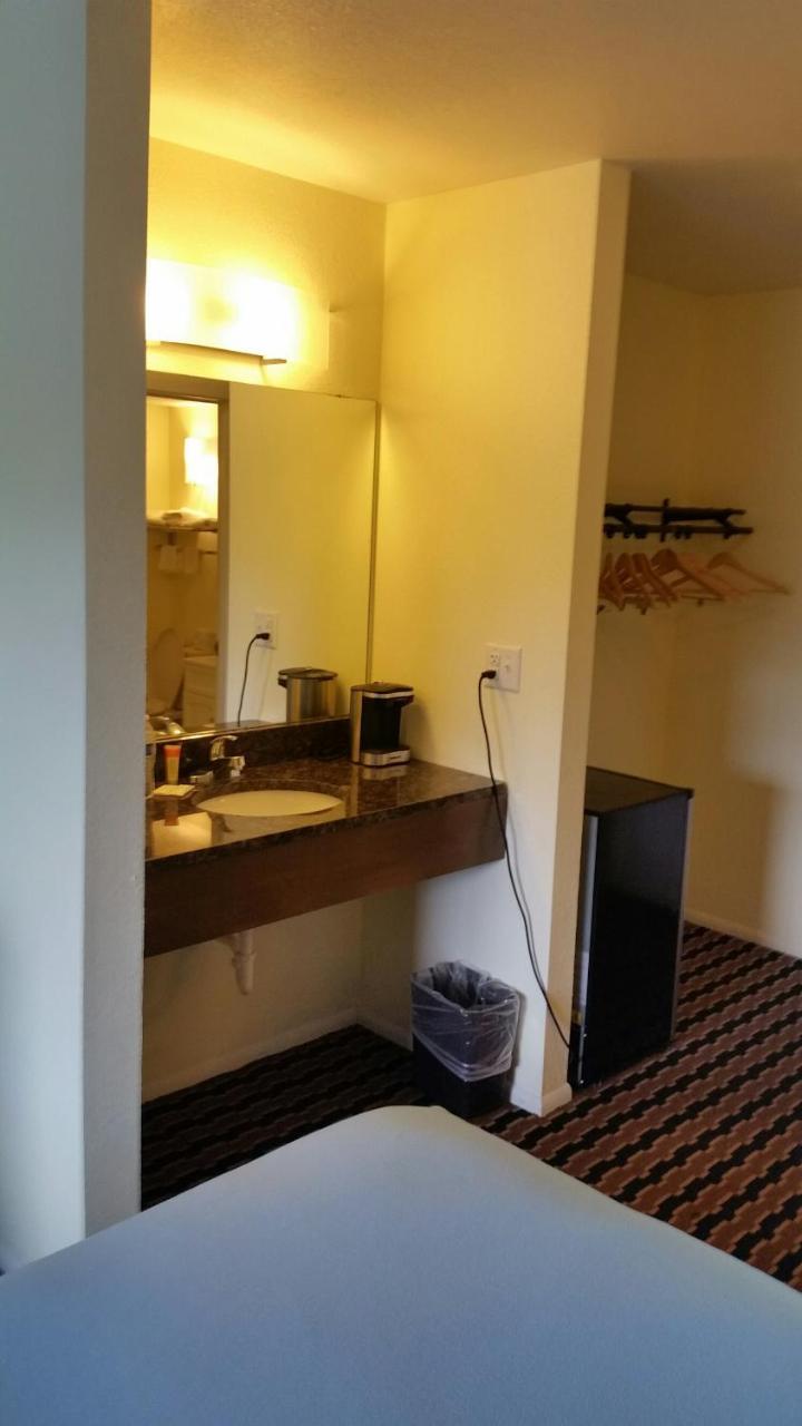 Riverwalk Inn & Suites Fort Atkinson Екстер'єр фото