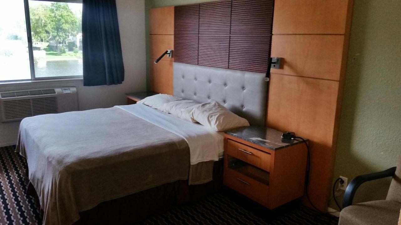 Riverwalk Inn & Suites Fort Atkinson Екстер'єр фото