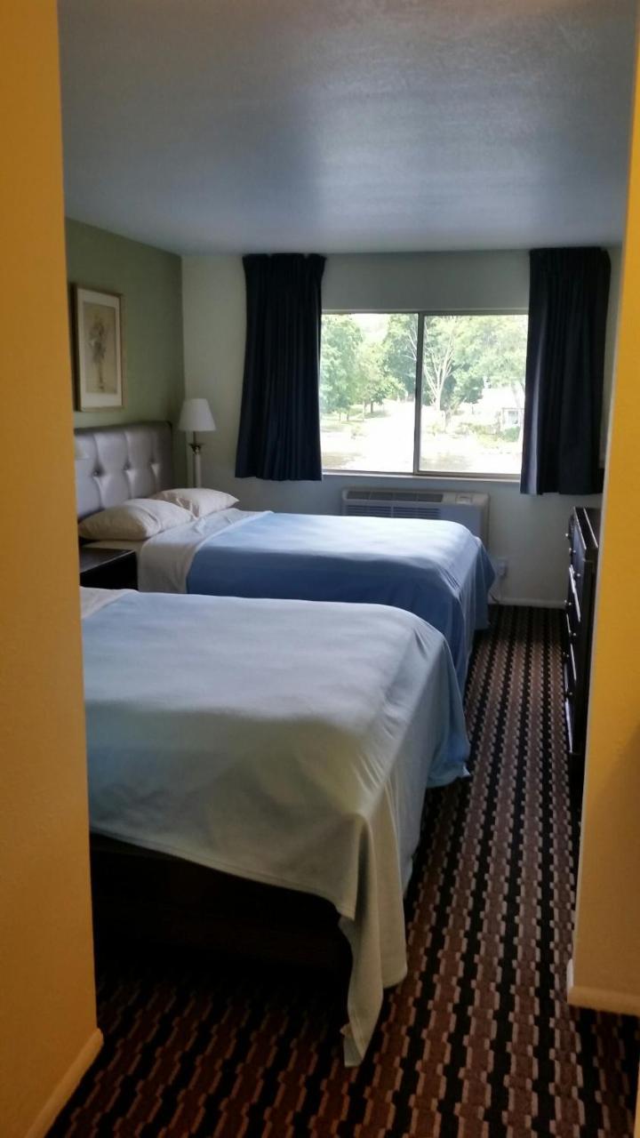 Riverwalk Inn & Suites Fort Atkinson Екстер'єр фото