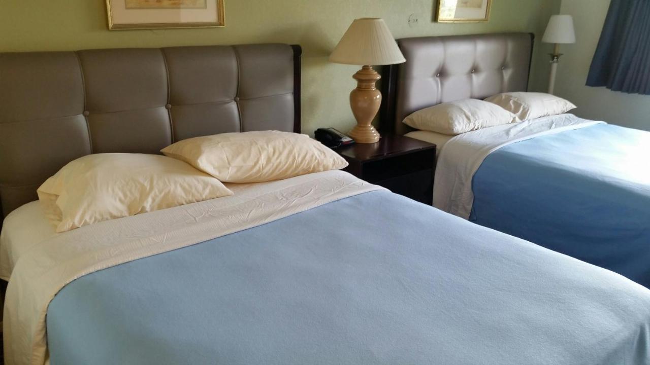 Riverwalk Inn & Suites Fort Atkinson Екстер'єр фото