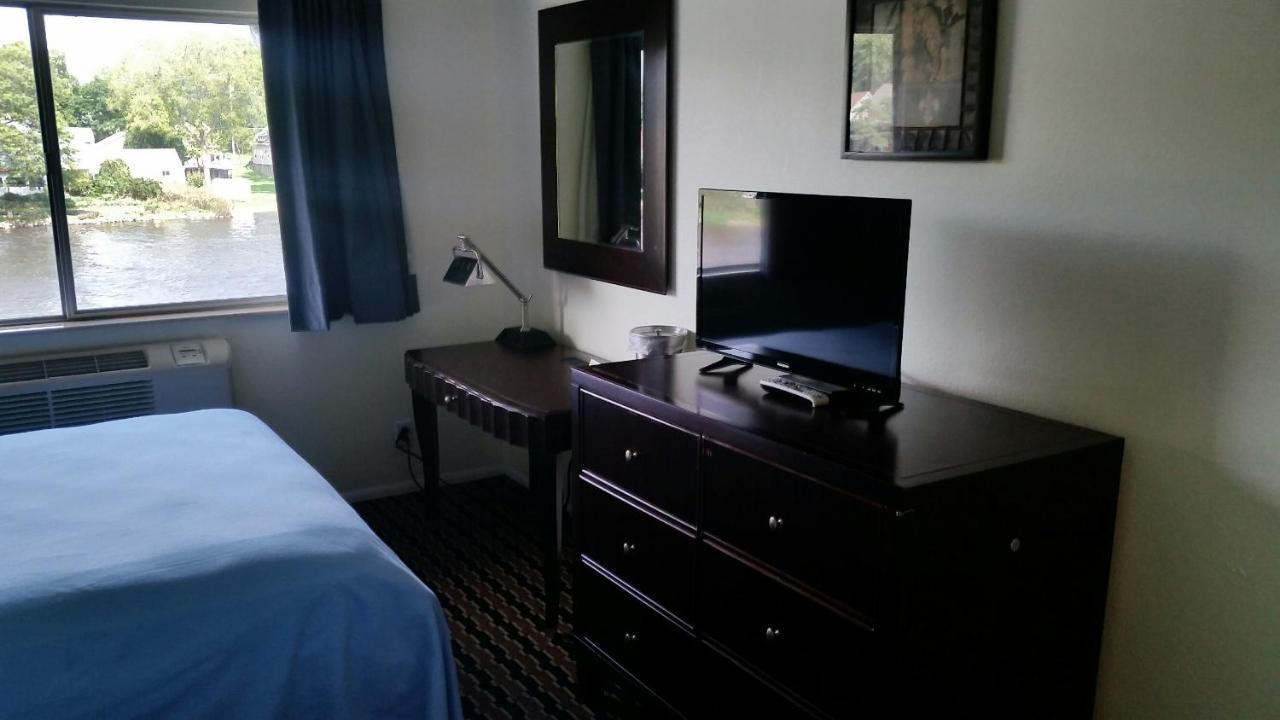 Riverwalk Inn & Suites Fort Atkinson Екстер'єр фото