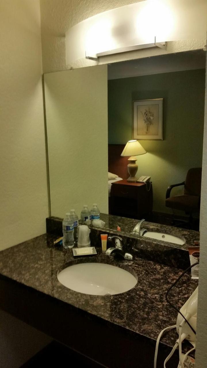 Riverwalk Inn & Suites Fort Atkinson Екстер'єр фото